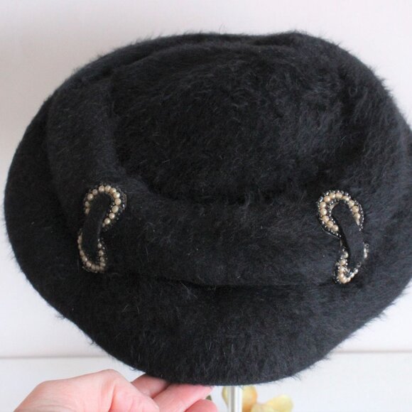 Vintage 1940s Hat, Black Plate Hat with Faux Pearls, Millinery - Picture 4 of 10